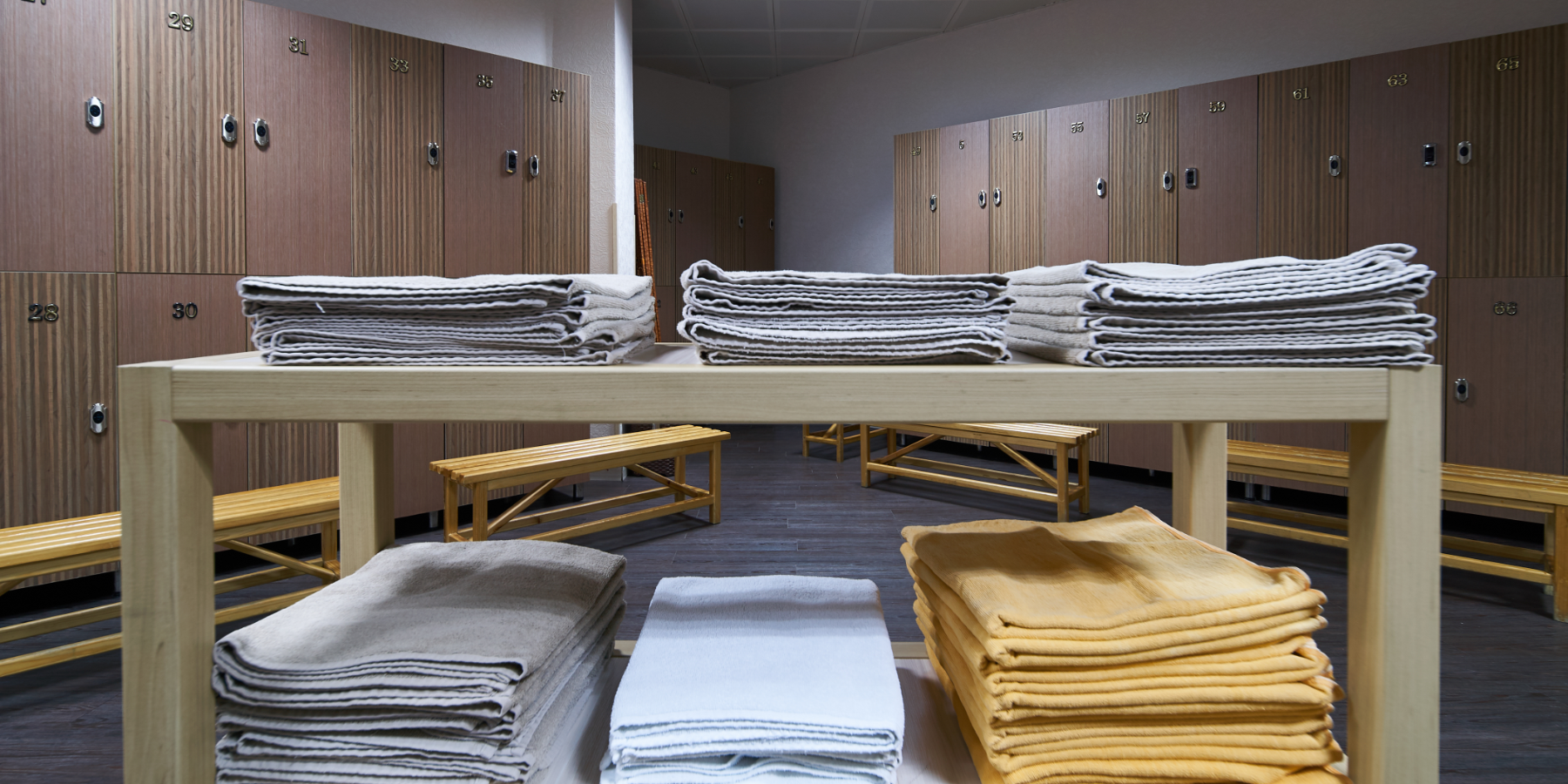 Commercial Laundry Towels In Locker Room 1800X900